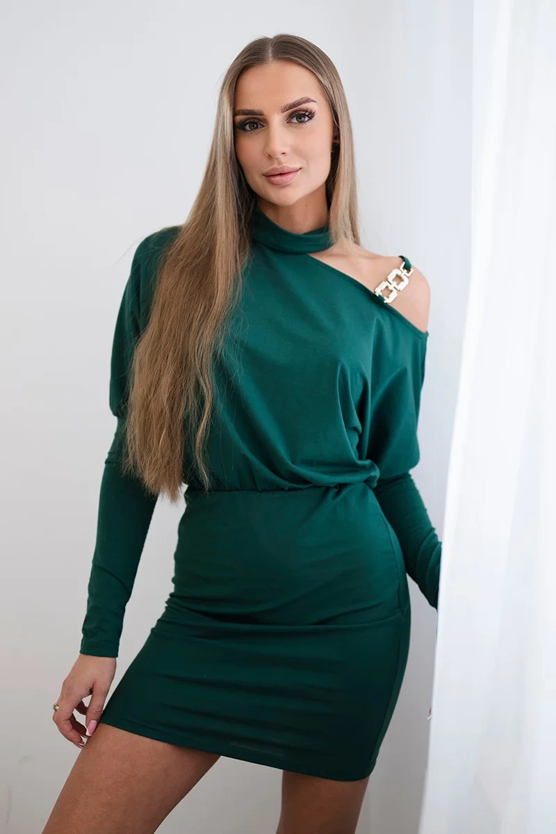 Suknelė su pečių