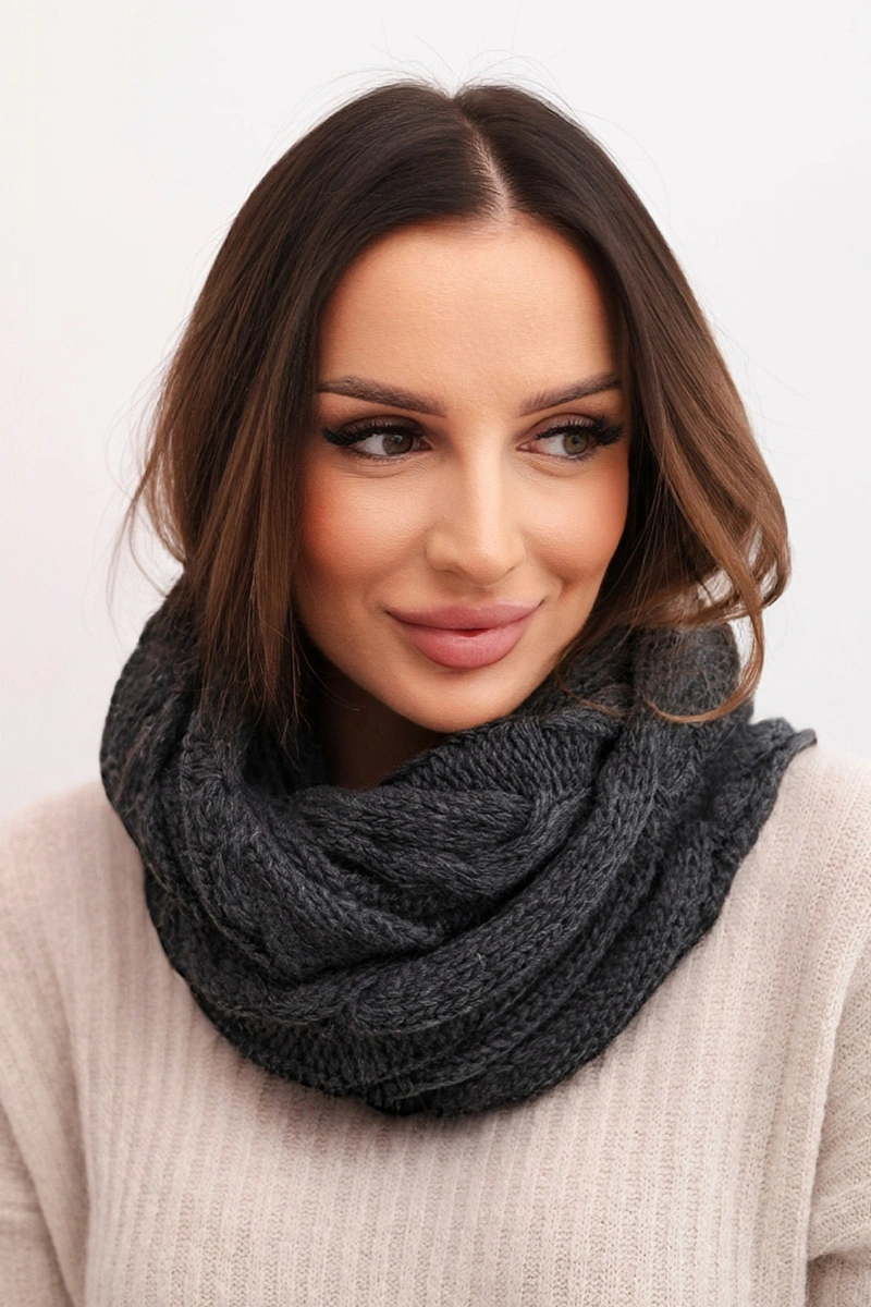 Moteriška vilnonė pynė