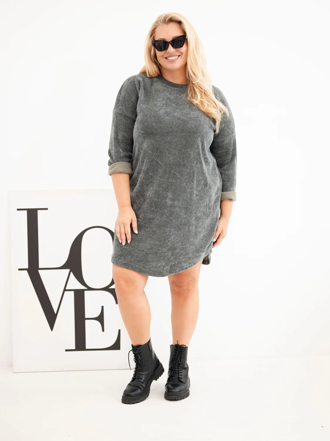Moteriška suknelė Plus Size veliūrinė laisvo silueto khaki – 2 atvaizdas